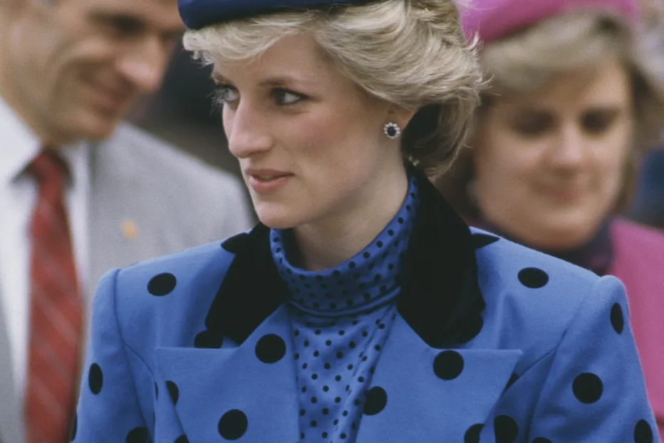 Diana, princesa de Gales, veste um conjunto às bolinhas, mostrando um padrão intemporal