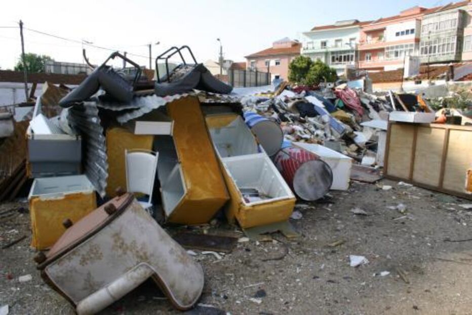 Lixo e entulho acumulados em área urbana na Amadora; autarquia apela à denúncia