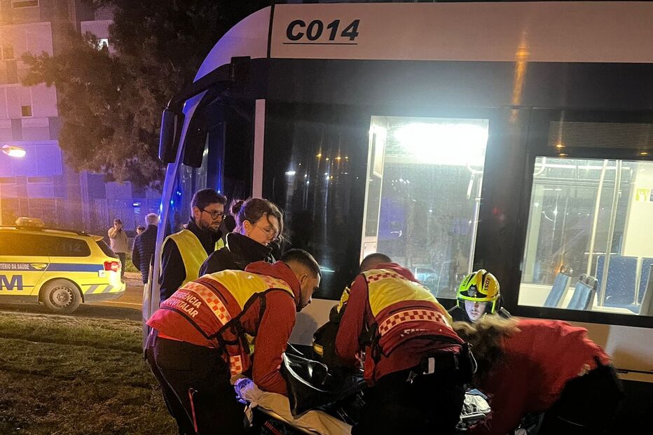 Duas idosas feridas após serem atropeladas pelo metro em Almada   