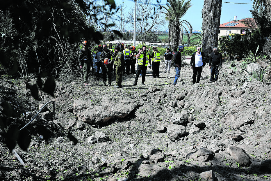 Cratera de projétil iraniano nos arredores de Telavive, Israel