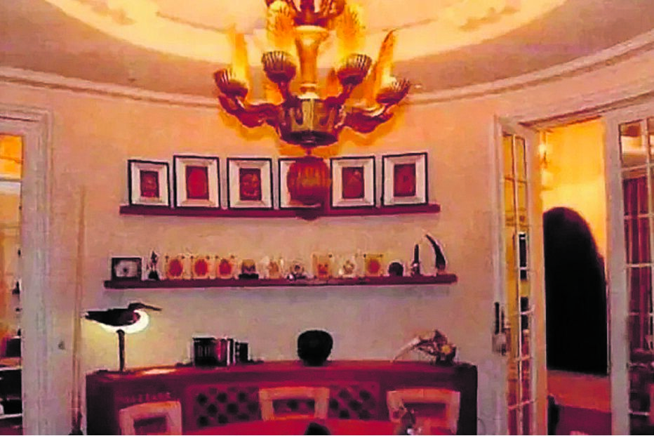 Chantagem. As autoridades acreditam que Epstein utilizava métodos semelhantes aos utilizados pelos serviços secretos russos, através da instalação de câmaras de vídeo em sua casa para gravar pessoas em situações comprometedoras para depois as chantagear