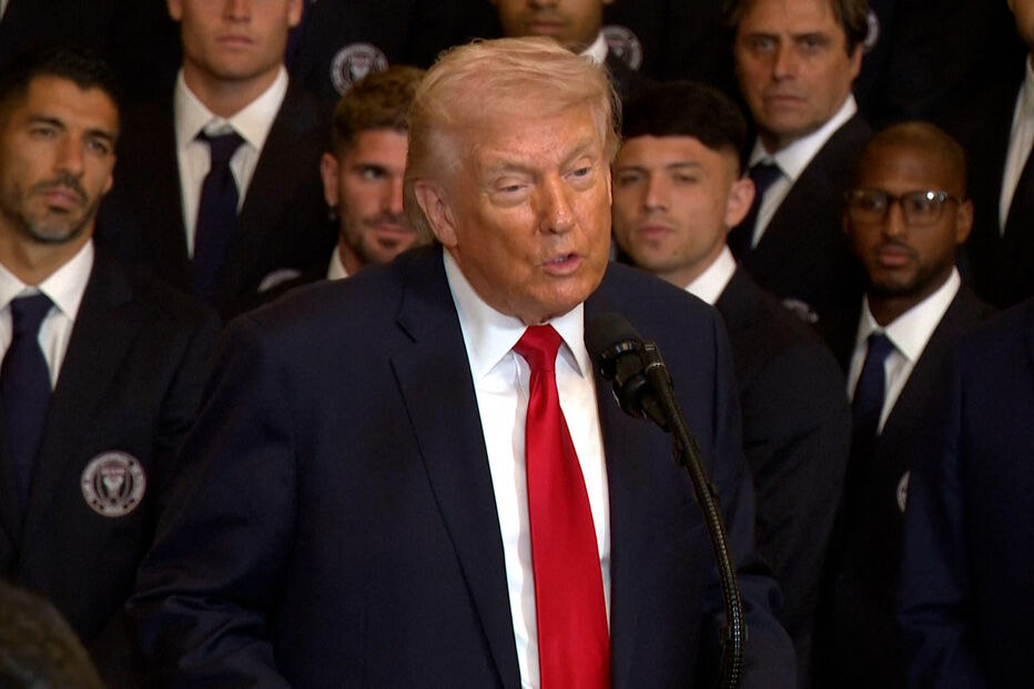 Trump faz declaração com equipa de futebol ao fundo