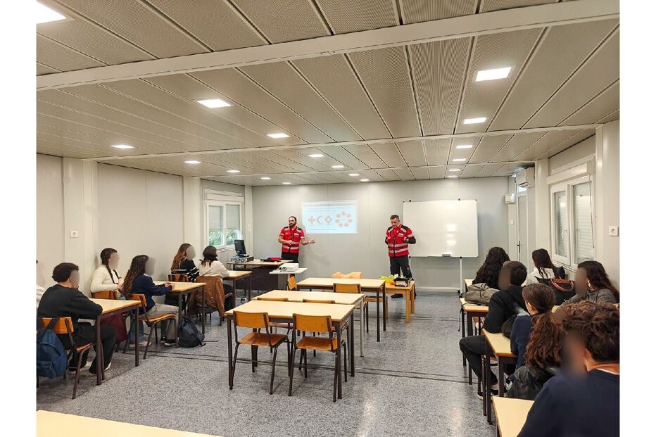 Formação de primeiros socorros numa sala de aula com alunos