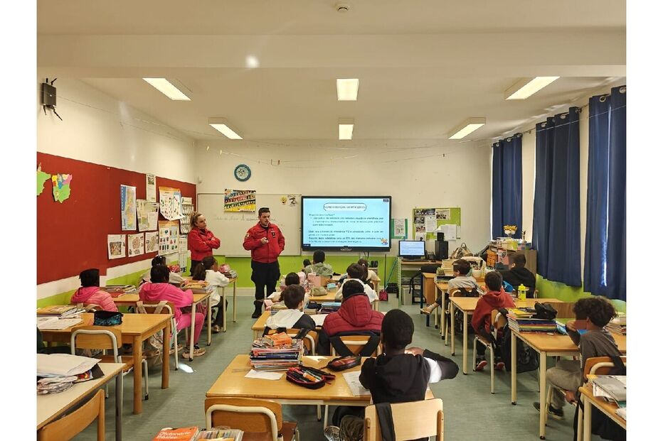 Bombeiros dão formação numa sala de aula com crianças