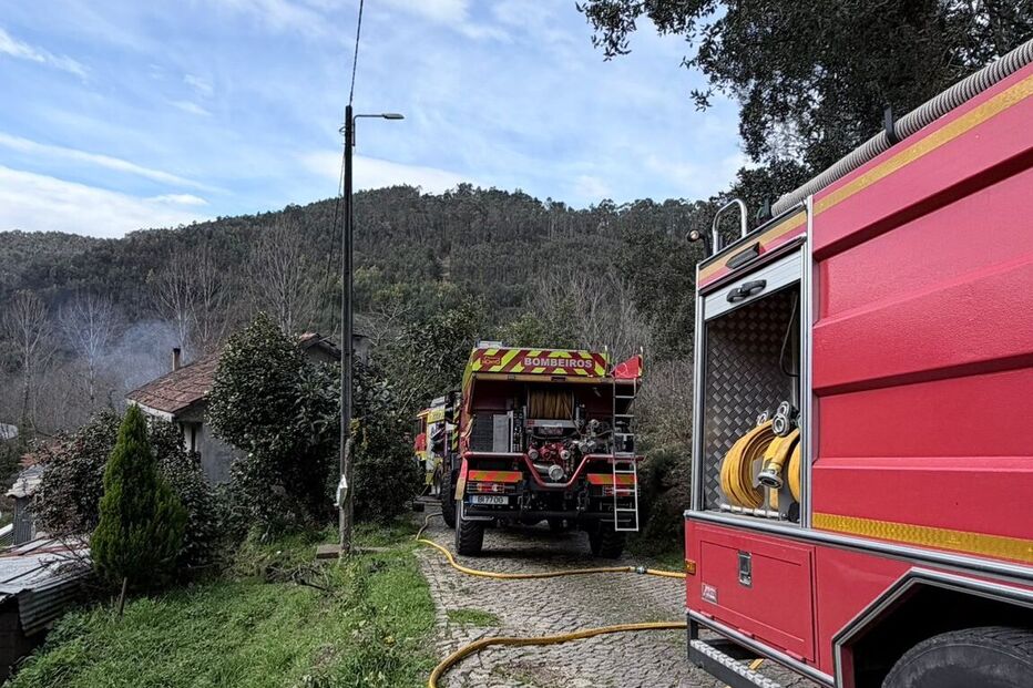 Casa parcialmente destruída devido a incêndio em Arouca. Há uma família desalojada