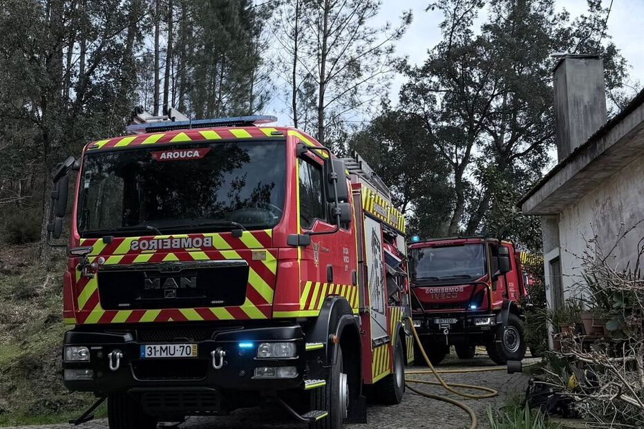 Casa parcialmente destruída devido a incêndio em Arouca. Há uma família desalojada