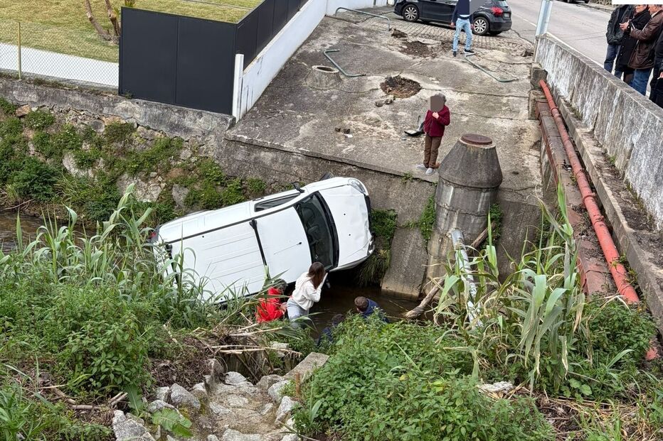Dois feridos em despiste de carro seguido de queda para ribeira em Ovar
