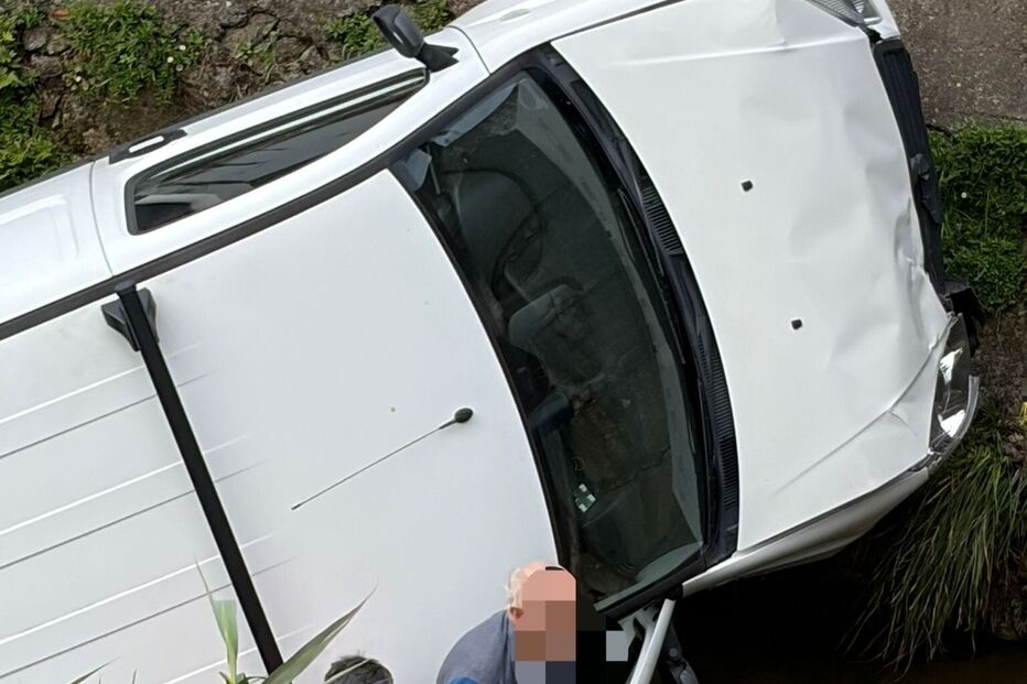 Dois feridos em despiste de carro seguido de queda para ribeira em Ovar