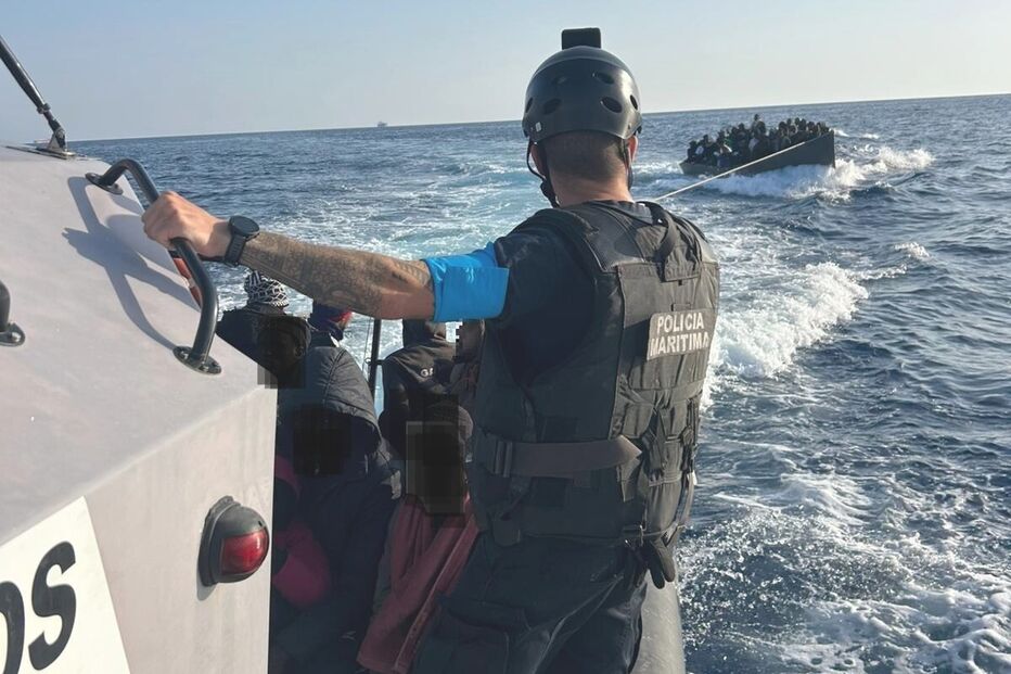 Polícia Marítima interceta embarcação com 59 migrantes a sul de Creta, em águas gregas