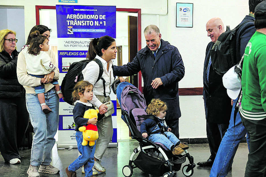Portugueses recebidos pelo sec. Estado das Comunidades