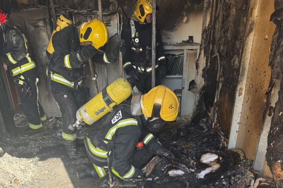 Bombeiros atuam em escritório de Matosinhos após incêndio; não há feridos