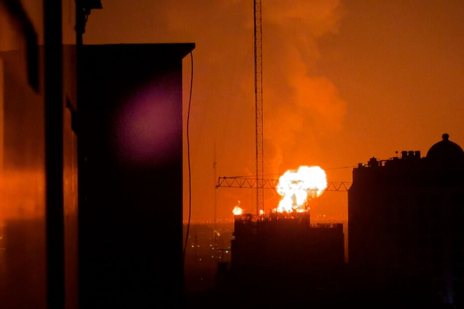 Explosões e grandes colunas de fumo iluminam céu de Teerão após vaga de ataques noturnos 