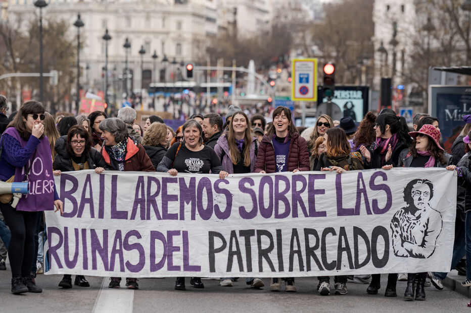 Mulheres carregam faixa durante manifestação convocada pela Comissão 8M devido ao Dia da Mulher, em Madrid, Espanha.