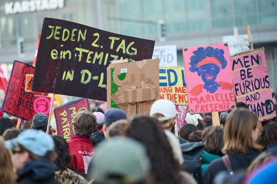 Inúmeras pessoas seguram cartazes para marcar o Dia Internacional da Mulher, em Berlim.