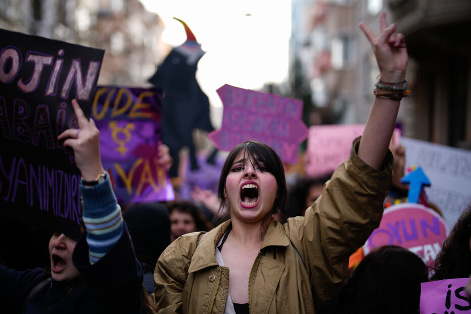 Mulheres gritam slogans durante protesto em comemoração do Dia Internacional da Mulher, em Istambul, Turquia.