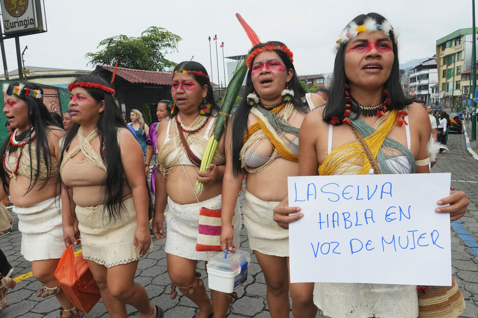 Mulheres marcham em comemoração do Dia Internacional da Mulher em Puyo, Equador.