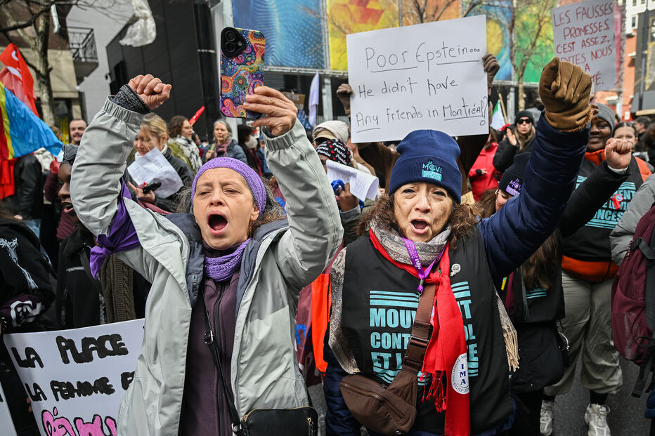 Mulheres participam em marcha para marcar o Dia Internacional da Mulher em Montreal, Canadá.