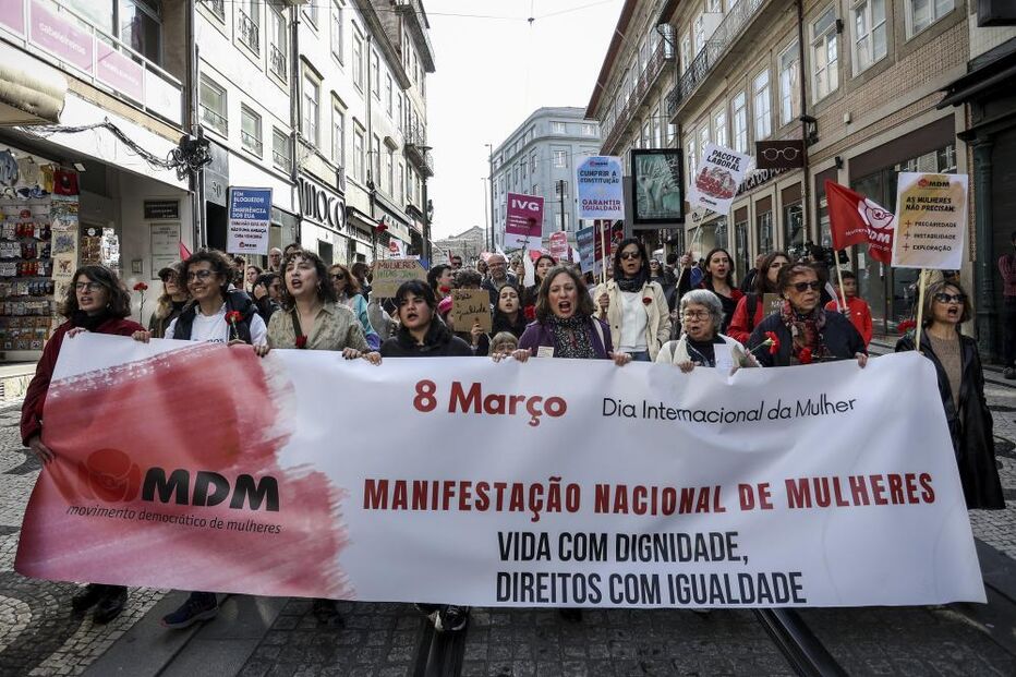 Millhares de pessoas descem baixa lisboeta no Dia Internacional da Mulher 