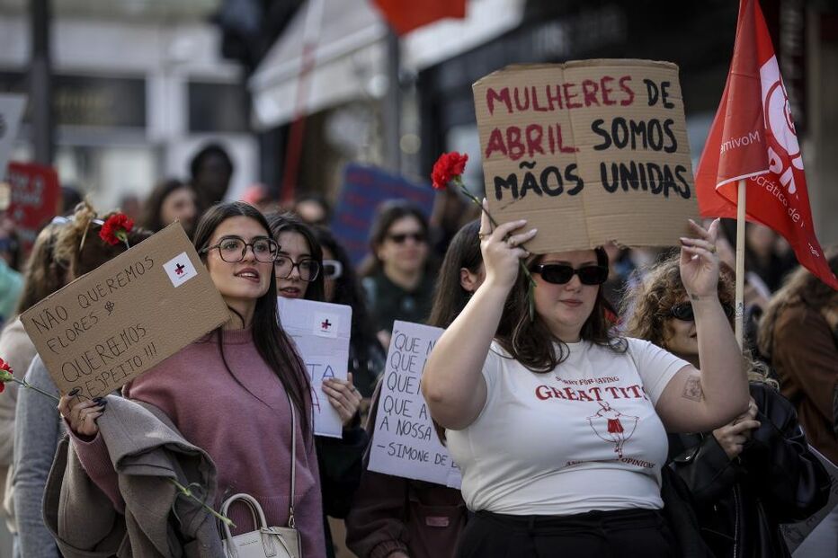 Millhares de pessoas descem baixa lisboeta no Dia Internacional da Mulher 