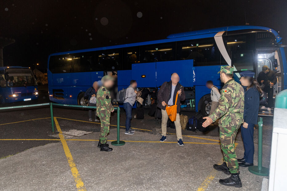 Voo militar de repatriamento com 61 passageiros, incluindo 54 portugueses, já chegou a Lisboa