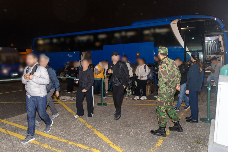 Voo militar de repatriamento com 61 passageiros, incluindo 54 portugueses, já chegou a Lisboa