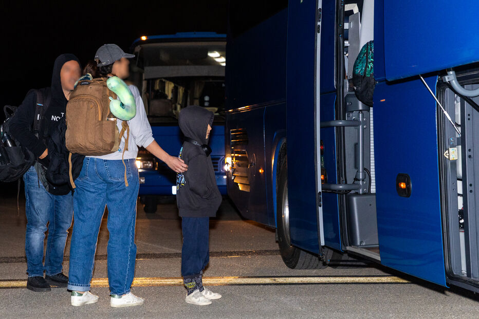 Voo militar de repatriamento com 61 passageiros, incluindo 54 portugueses, já chegou a Lisboa