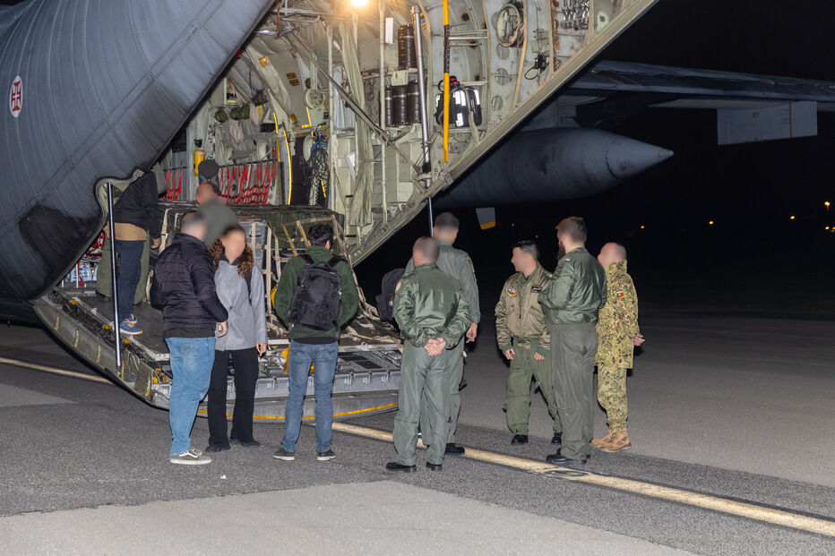 Voo militar de repatriamento com 61 passageiros, incluindo 54 portugueses, já chegou a Lisboa