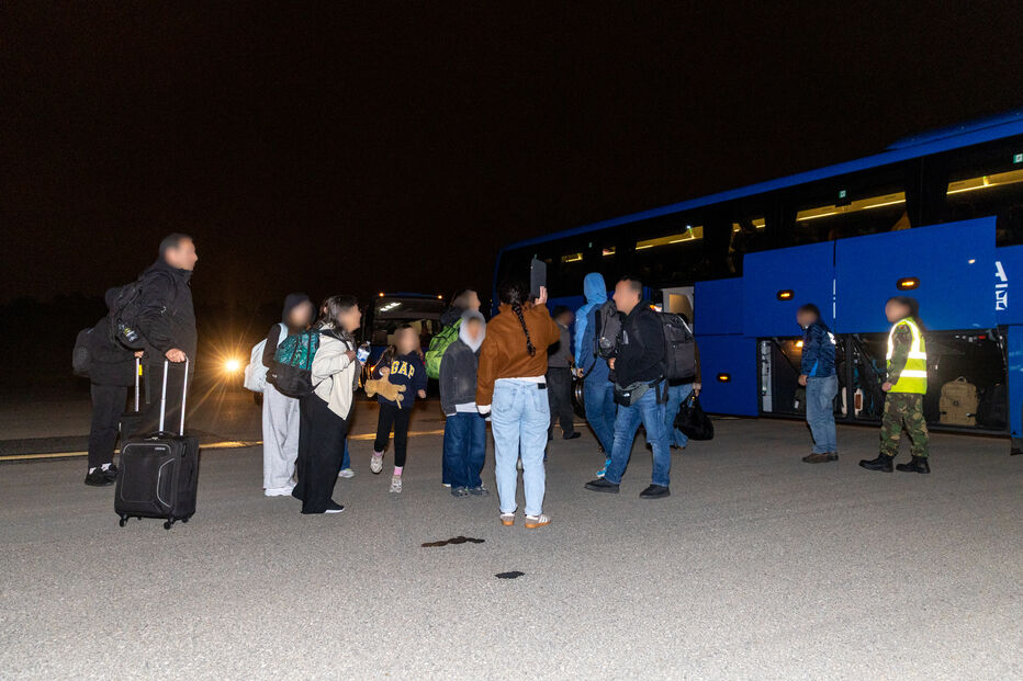 Voo militar de repatriamento com 61 passageiros, incluindo 54 portugueses, já chegou a Lisboa