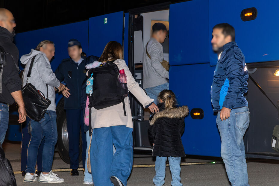 Voo militar de repatriamento com 61 passageiros, incluindo 54 portugueses, já chegou a Lisboa