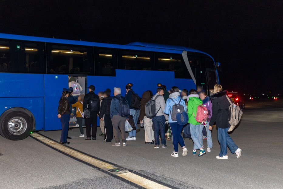 Voo militar de repatriamento com 61 passageiros, incluindo 54 portugueses, já chegou a Lisboa