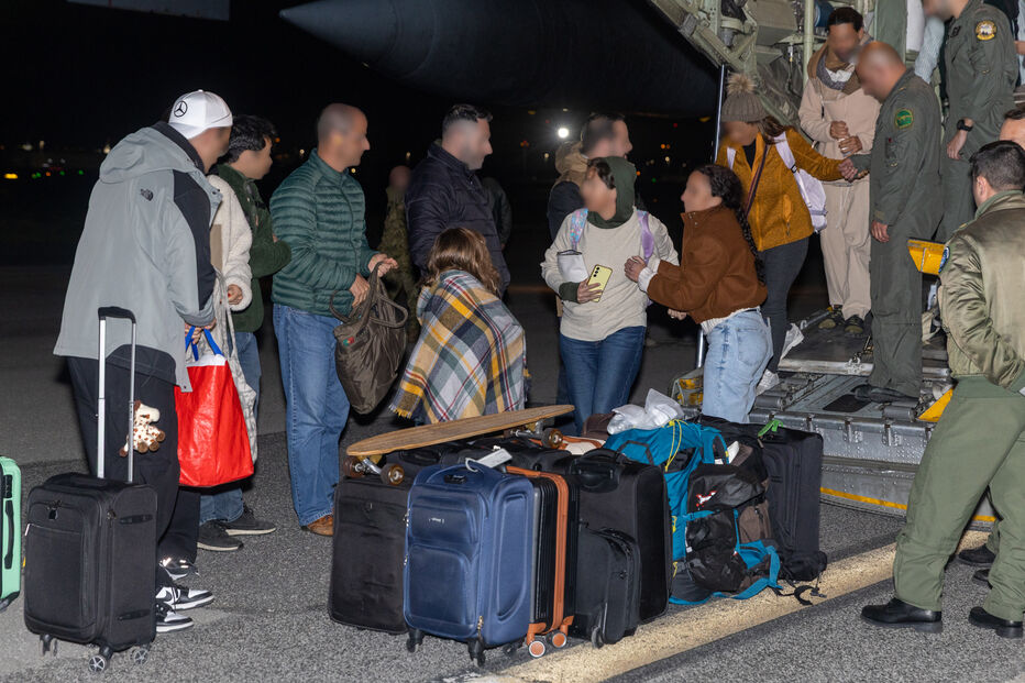 Voo militar de repatriamento com 61 passageiros, incluindo 54 portugueses, já chegou a Lisboa