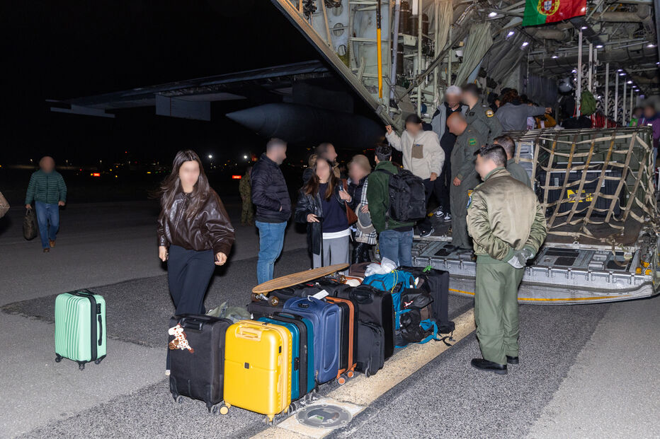 Voo militar de repatriamento com 61 passageiros, incluindo 54 portugueses, já chegou a Lisboa