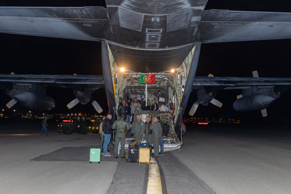 Voo militar de repatriamento com 61 passageiros, incluindo 54 portugueses, já chegou a Lisboa