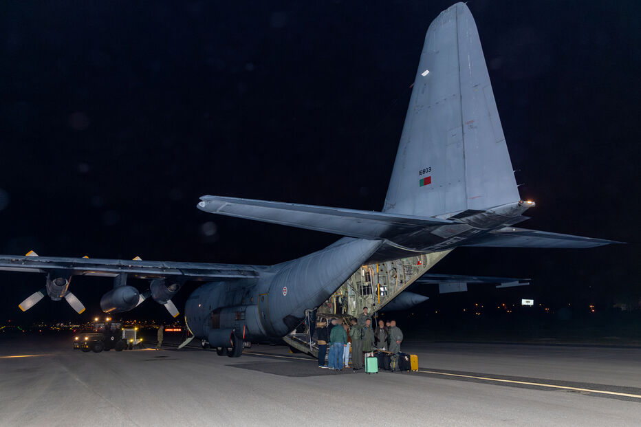Voo militar de repatriamento com 61 passageiros, incluindo 54 portugueses, já chegou a Lisboa