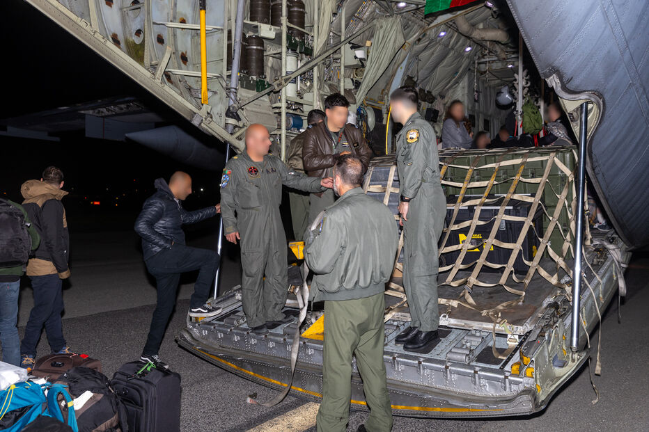 Voo militar de repatriamento com 61 passageiros, incluindo 54 portugueses, já chegou a Lisboa