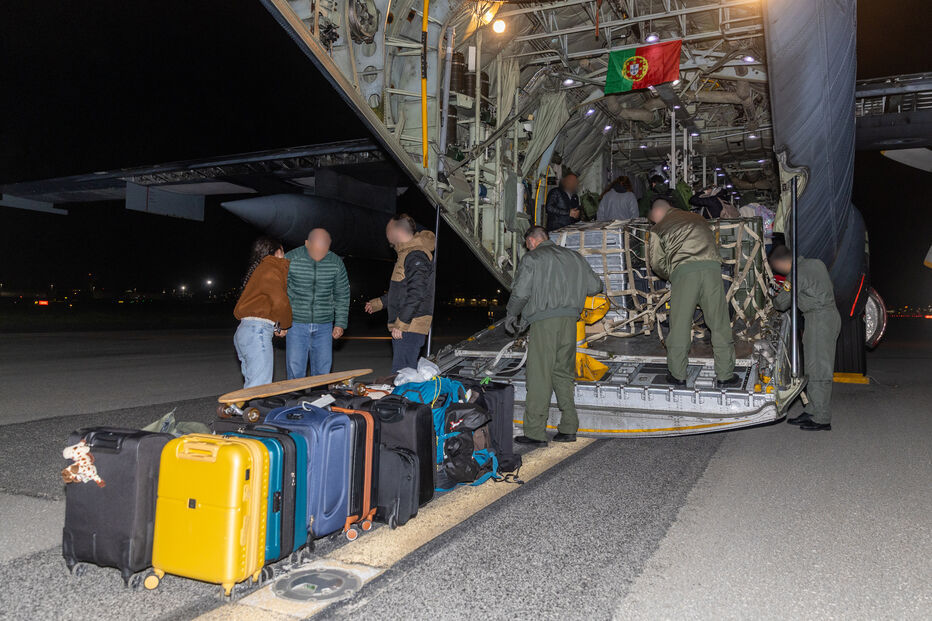 Voo militar de repatriamento com 61 passageiros, incluindo 54 portugueses, já chegou a Lisboa