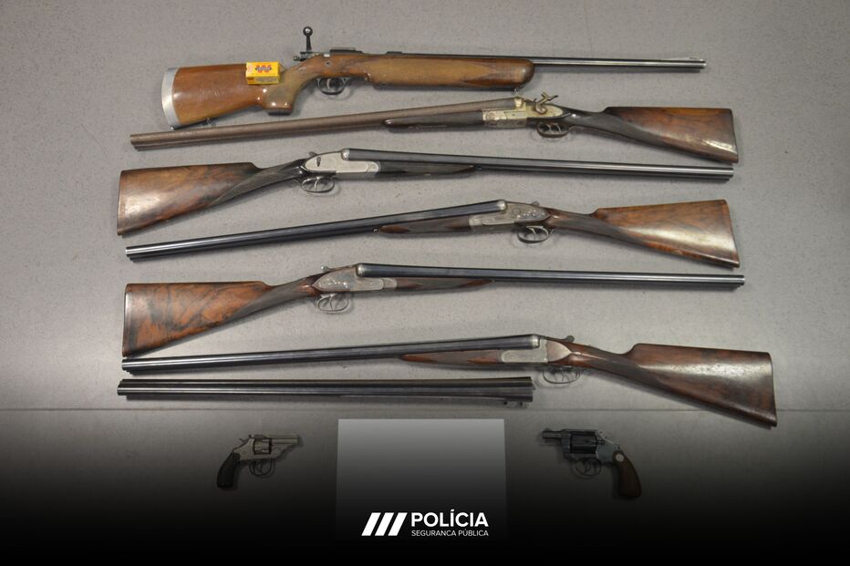 A PSP apreende armas de fogo em Cascais, incluindo espingardas e revólveres