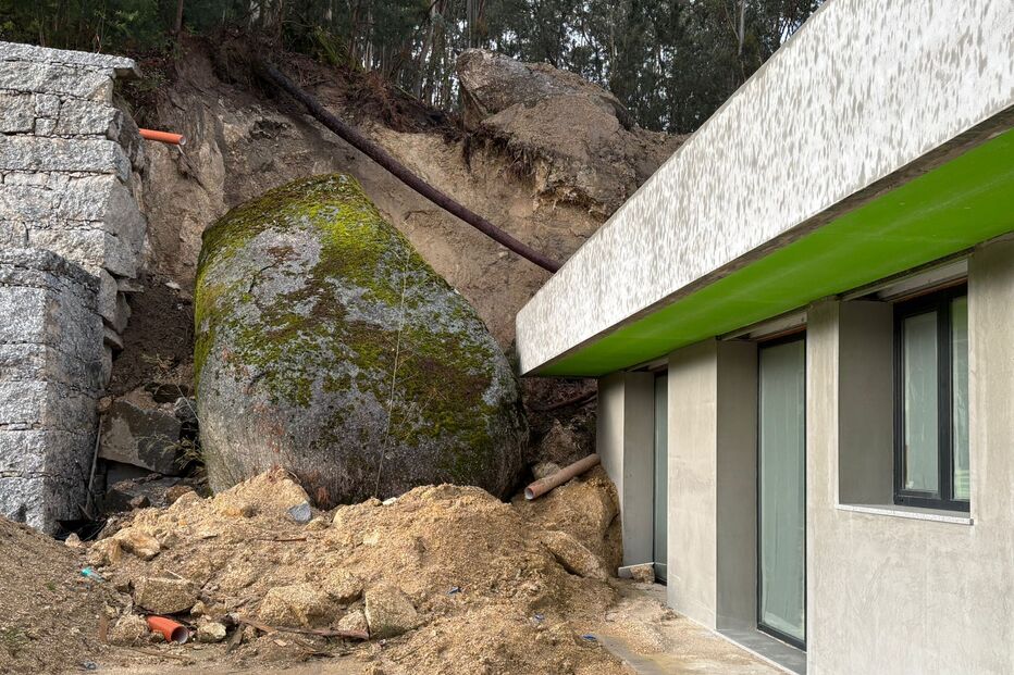 Penedo cai junto a moradia em Braga