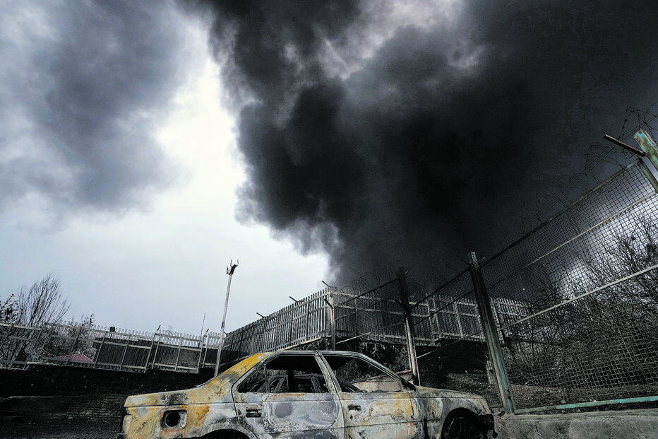Carro queimado e fumo no céu alertam para agravamento do preço do petróleo e possível subida de juros