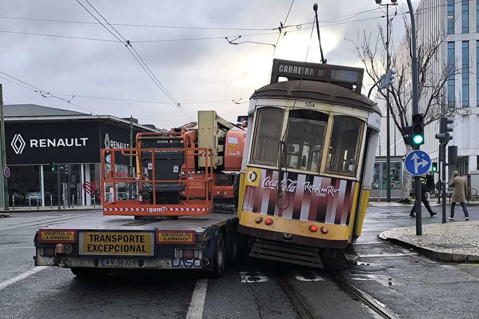 Elétrico de Lisboa removido por transporte excecional