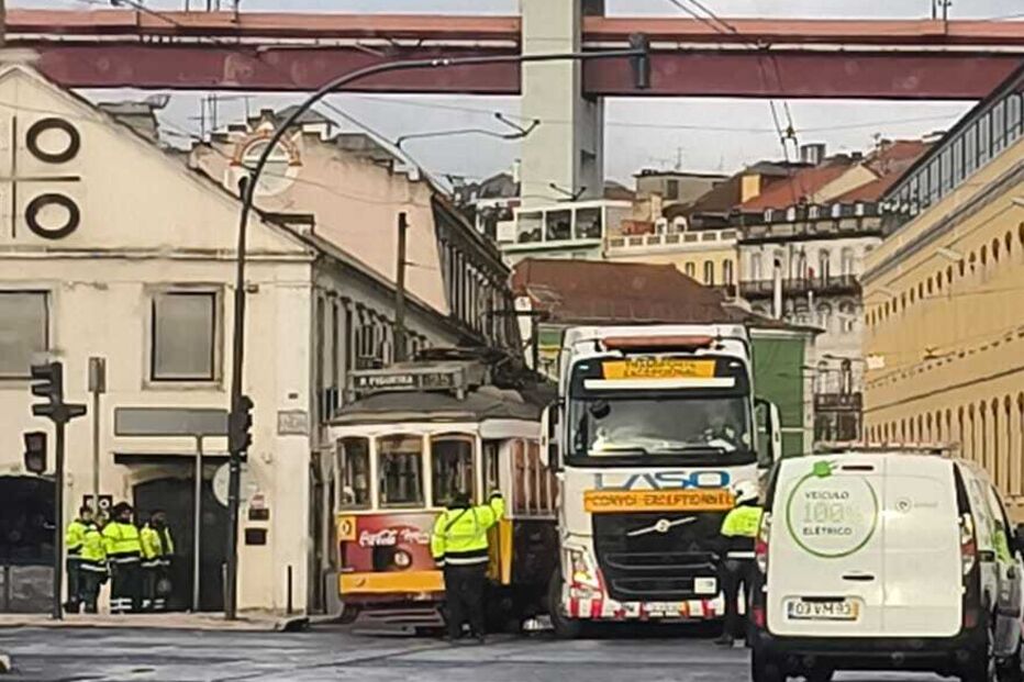 Elétrico colide com camião em Lisboa; autoridades investigam a ocorrência