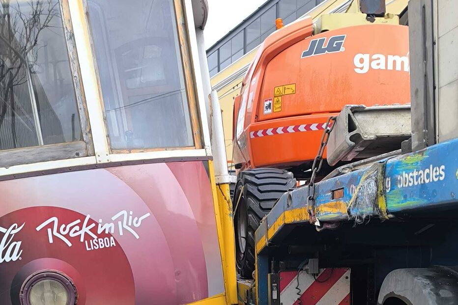 Camião colide com elétrico Rock in Rio em Lisboa