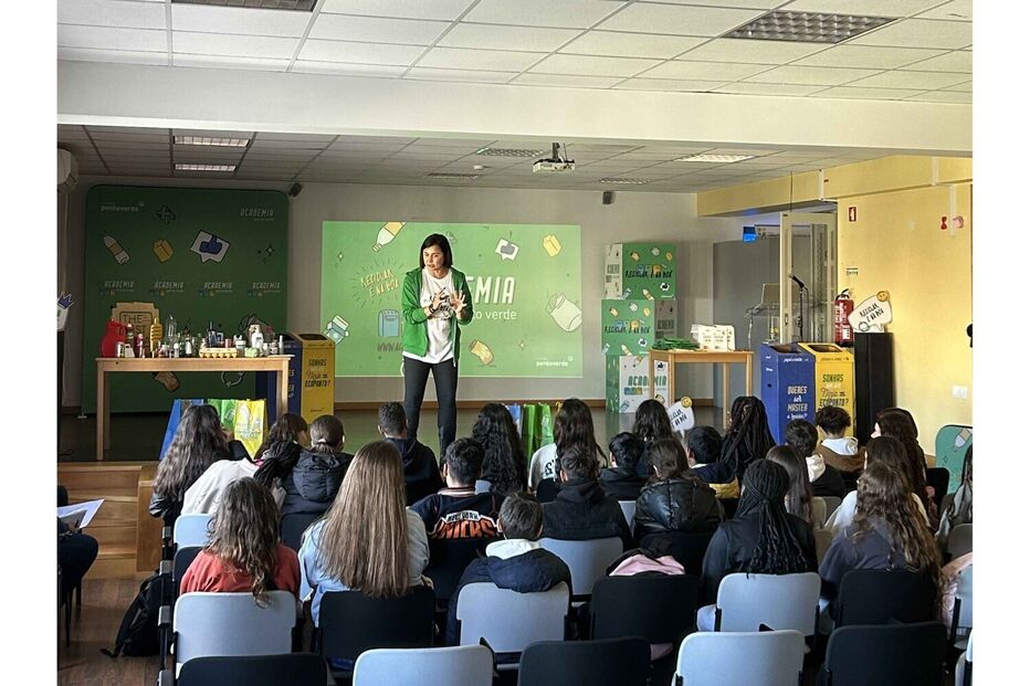 Alunos aprendem sobre reciclagem com Sociedade Ponto Verde e EPIS