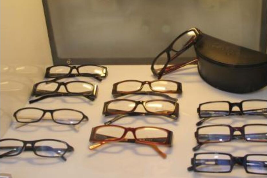 Vitrine de loja com óculos de várias marcas e modelos