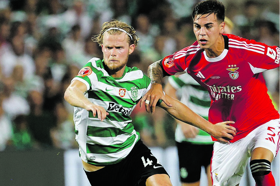 Jogadores de Sporting e Benfica em campo, num jogo onde apoiam o FC Porto na Liga Europa