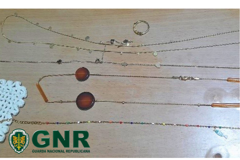 A GNR apreendeu colares e um anel, reforçando a segurança