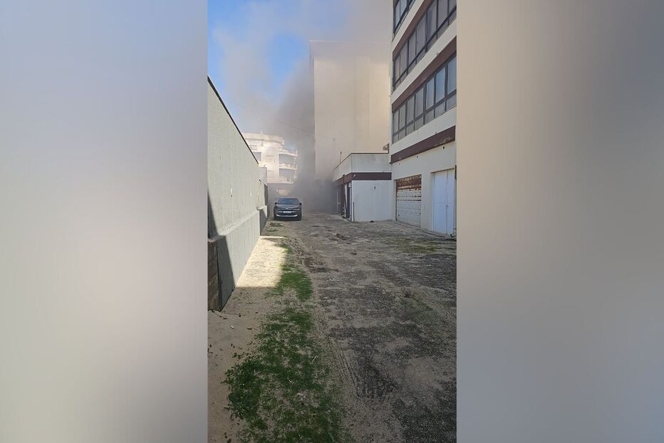 Incêndio deflagra em armazém de supermercado em Leiria