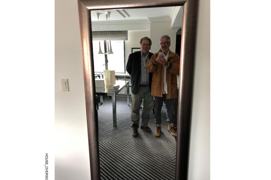 Steve Bannon fotografado com um colega num espelho