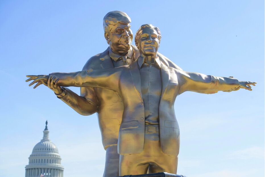 Estátua de Bannon e Epstein, arquitetos do movimento MAGA, com o Capitólio dos EUA ao fundo
