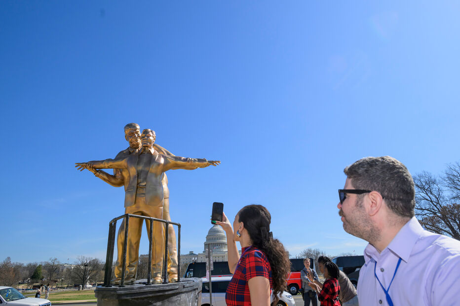 Estátua de Steve Bannon e Trump perto do Capitólio dos EUA, num contexto de queda do Papa